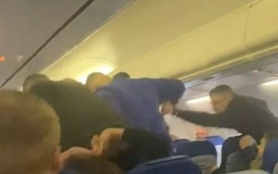Au transformat bordul Avionului în ring de BOX. Mai multe persoane „au făcut schimb” de pumni și picioare